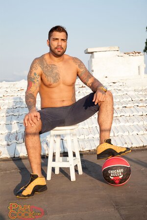 Breno Dias shows off his hot body