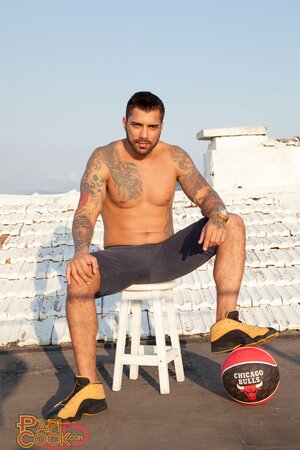 Breno Dias shows off his hot body