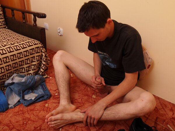 Eryk plays with his feet and cock