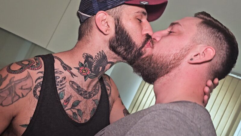 Romeo Davis XL fucks Blake James