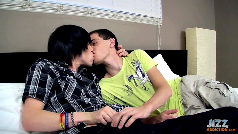 Emo twinks Conner Bradley and Tyler Bolt blow each other before fucking