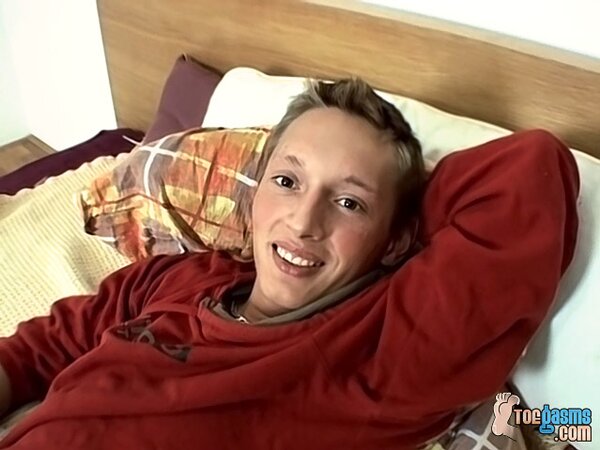 European twink Veso enjoys solo masturbation with a foot fetish twist