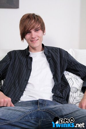 Hope Hansen shows off his seductive look while jerking off on the couch