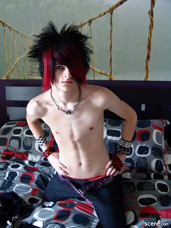 Vayne Insanity strips down and shows off his hot emo body while wanking