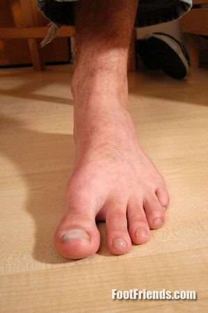 Slim hunk Darren give a close-up look at his delicious toes