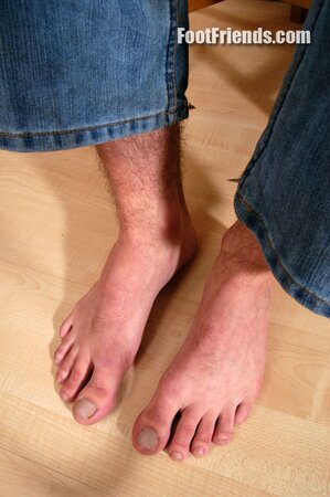 Slim hunk Darren give a close-up look at his delicious toes