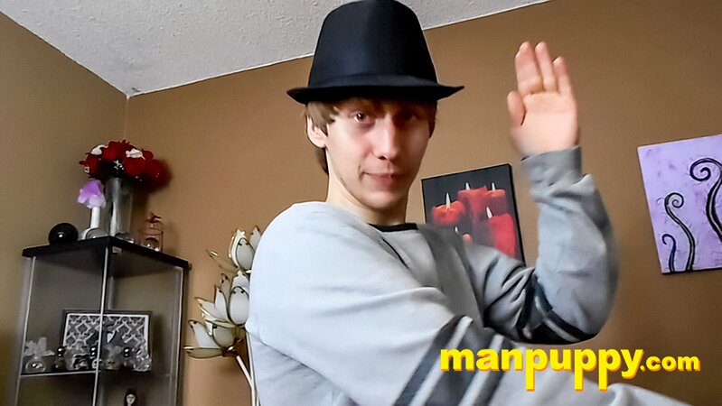 Elis Ataxxx caresses his ass cheeks while dancing