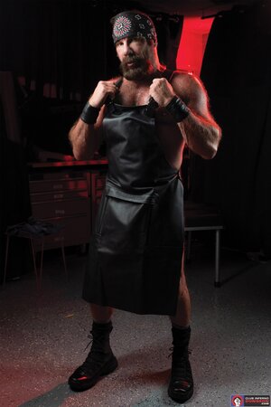 Mike Masterson fists Zac Snow in dungeon