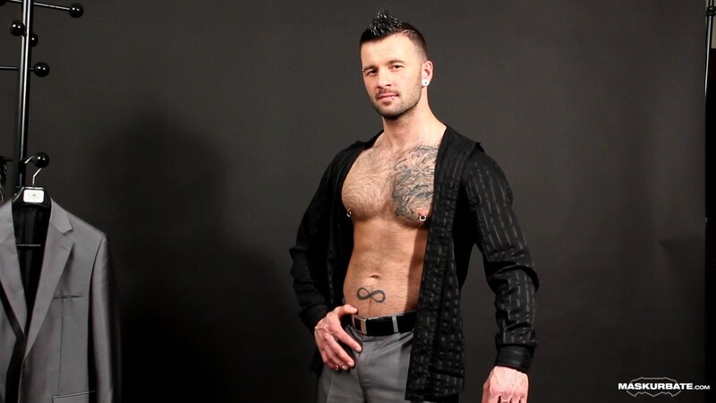 Pascal films Manuel Deboxer’s muscles raw
