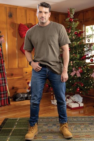 Damian Night fucks Presley Scott in Christmas room
