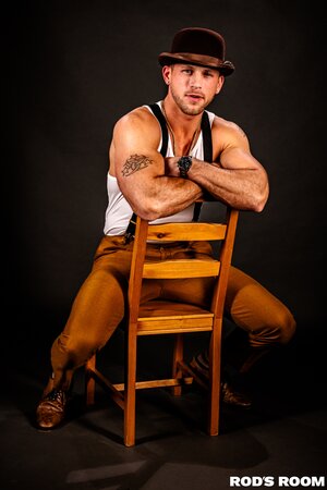 Roman Todd rams Des Irez’s ass after outdoor tease