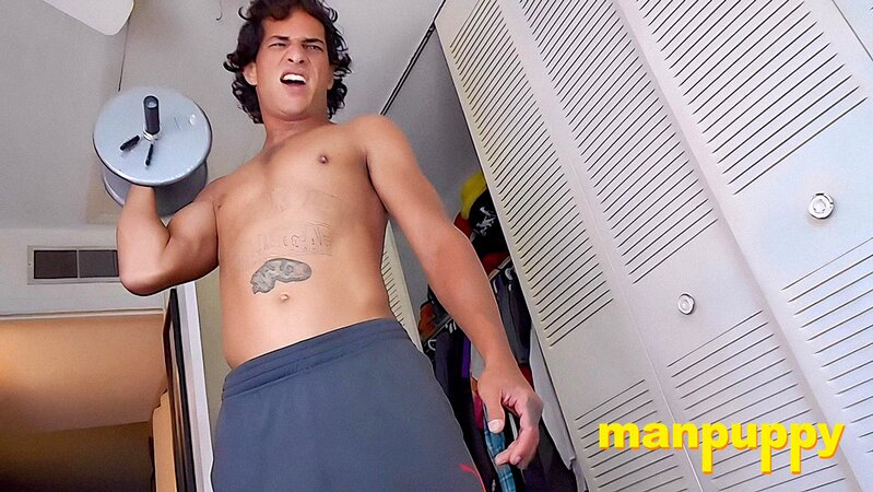 Tony Cazzo works out as you sniff his smelly feet