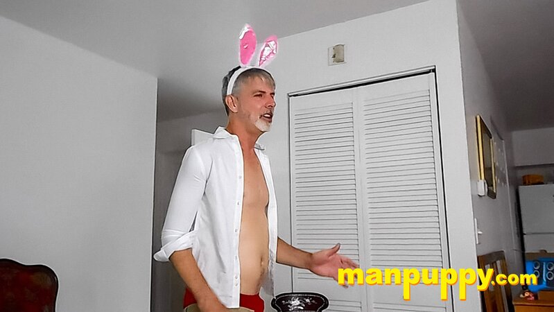 Richard Lennox jerks off at Easter and cums on table