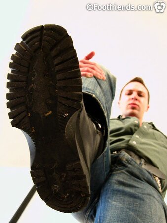 Tommy Boy shows off his muscular body and cums in his shoes
