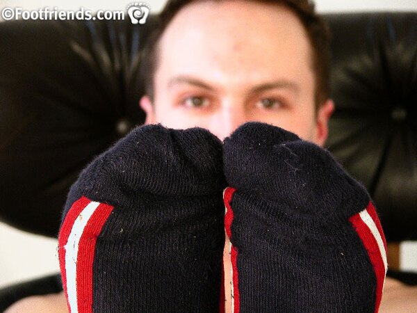 Tommy Boy shows off his muscular body and cums in his shoes