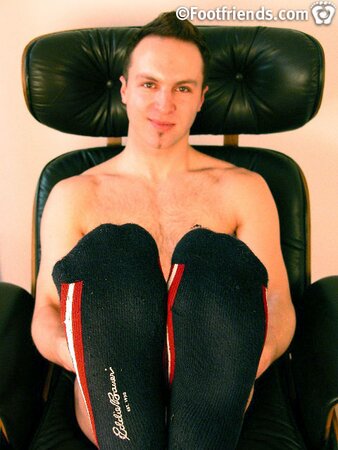 Tommy Boy shows off his muscular body and cums in his shoes