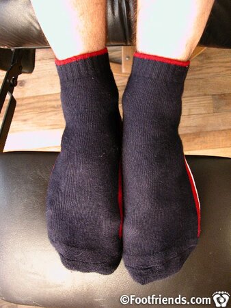 Tommy Boy shows off his muscular body and cums in his shoes