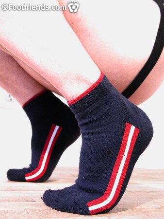 Tommy Boy shows off his muscular body and cums in his shoes