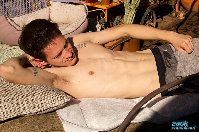 Caesar Cumming strokes his dick and splashes goo