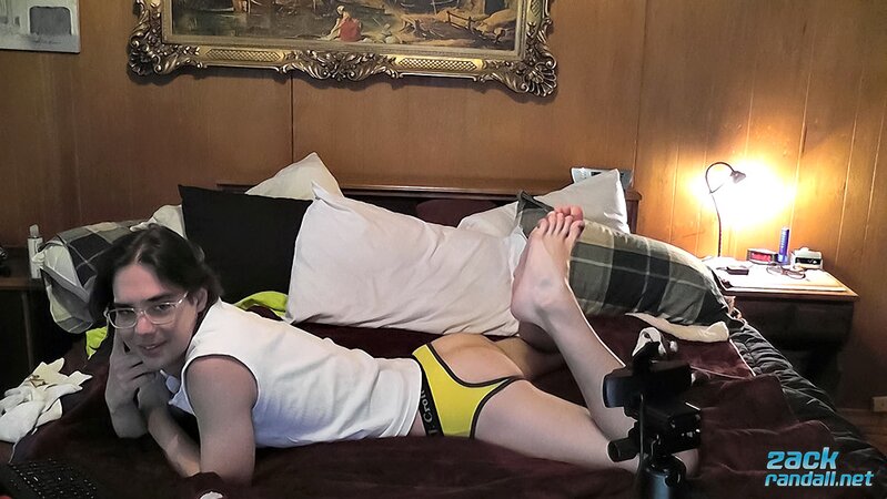Zack Randall cums on his face with a buzzing toy