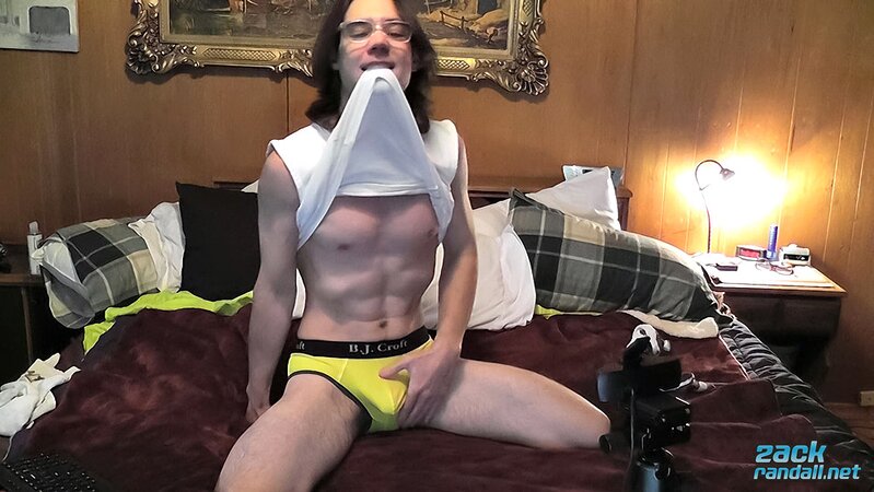 Zack Randall cums on his face with a buzzing toy