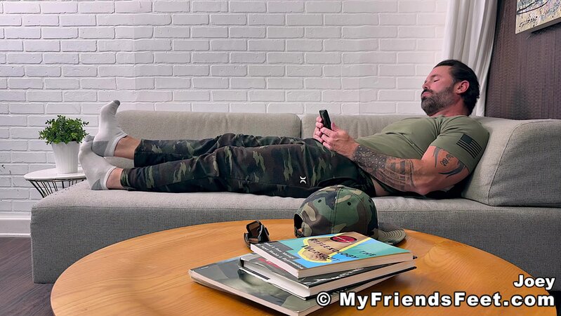 Muscle man Joey stretches and flexes his feet for foot fetish fans