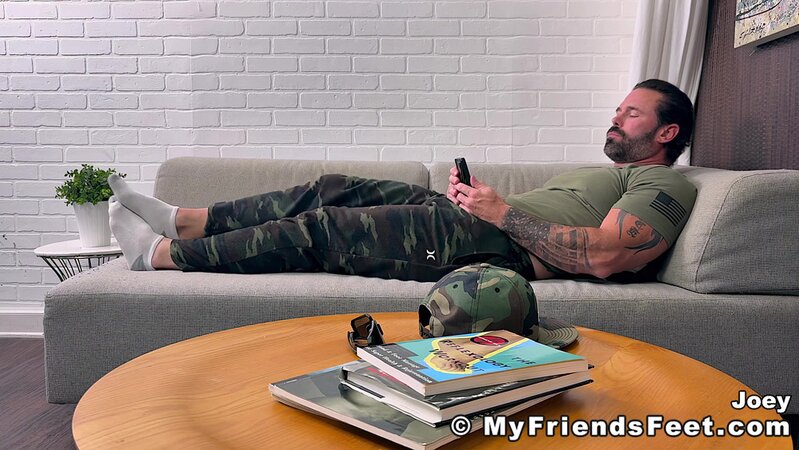 Muscle man Joey stretches and flexes his feet for foot fetish fans