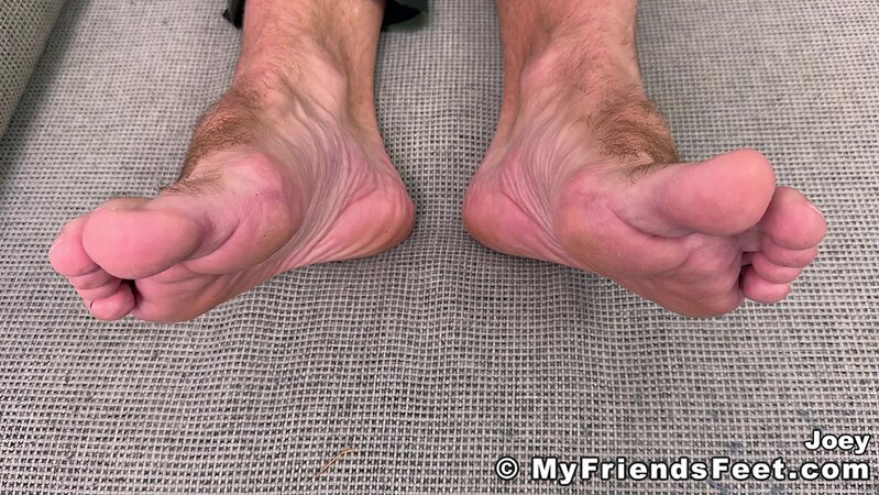Muscle man Joey stretches and flexes his feet for foot fetish fans