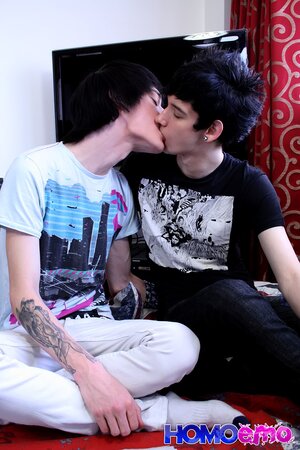 Lewis Romeo dominates Kyle Wilkinson in hot emo twink sex