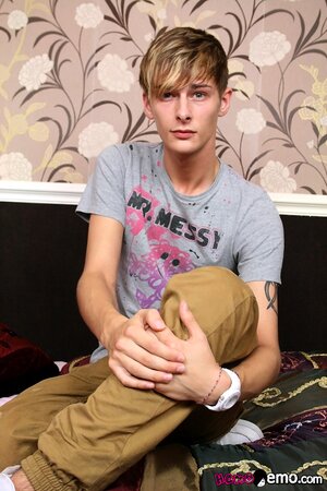 Connor Levi’s solo masturbation is smooth and confident