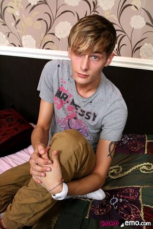 Connor Levi’s solo masturbation is smooth and confident