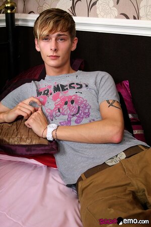 Connor Levi’s solo masturbation is smooth and confident