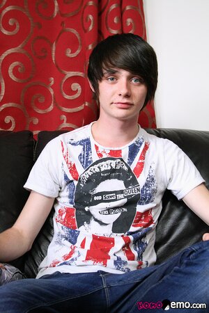 Slim twink Jared Lysander wanks off, showing off his natural body