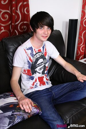 Slim twink Jared Lysander wanks off, showing off his natural body