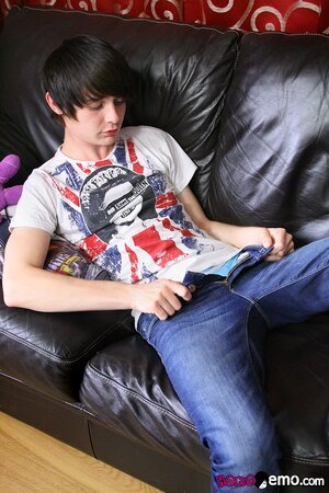 Slim twink Jared Lysander wanks off, showing off his natural body