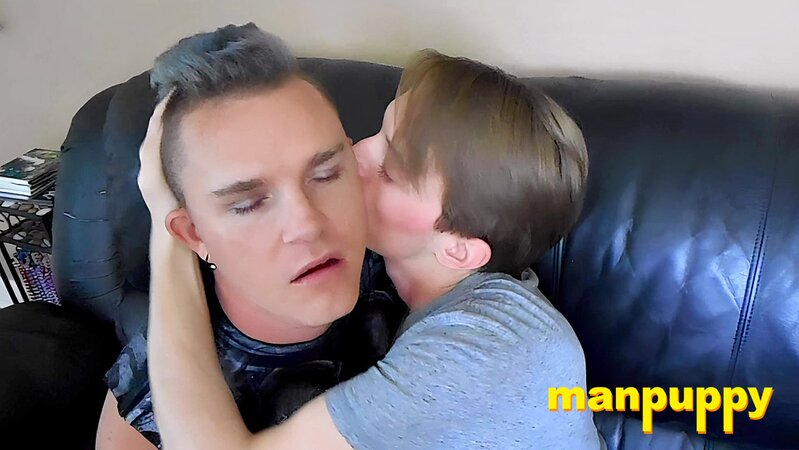 Twinks Jessie Russel and Leo Blue swap wet, deep tongue kisses with hunger