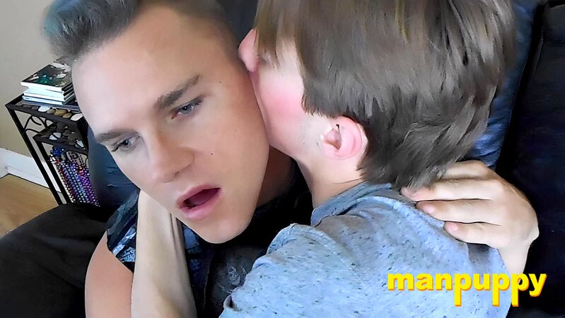 Twinks Jessie Russel and Leo Blue swap wet, deep tongue kisses with hunger