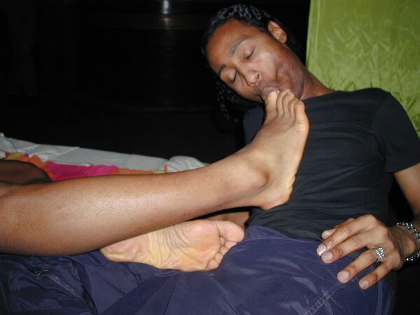 Lamar and John’s foot fetish and muscle play heats up the faux beach