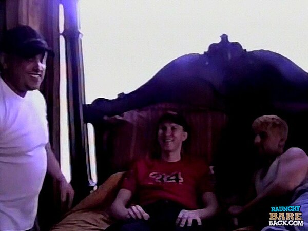 Amateur threesome with Scott, Nathaniel, and Hunter sharing cock