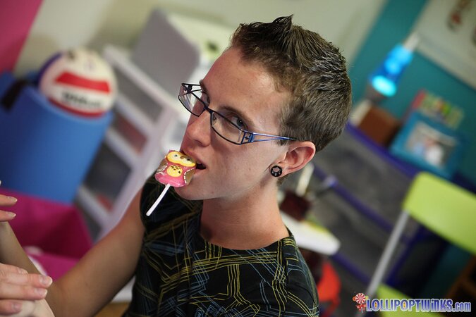 Hot twink anal and blowjob session with Colby London and Dustin Revees