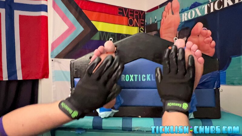 Oscar Grablow thick body is locked down for tickling by Matt