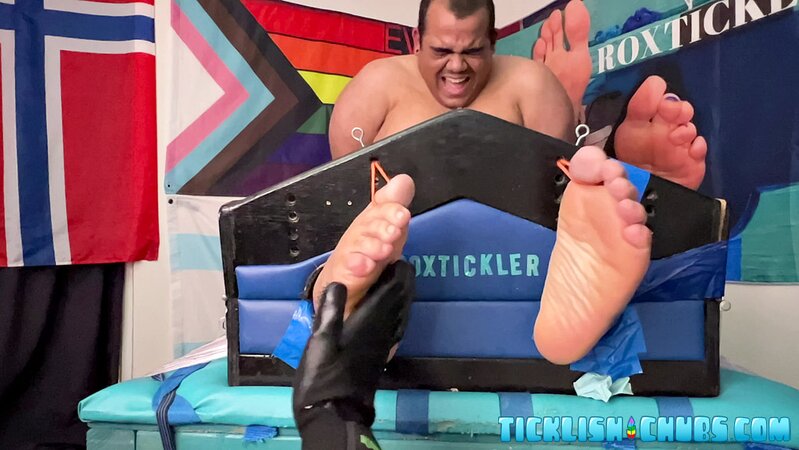 Oscar Grablow thick body is locked down for tickling by Matt