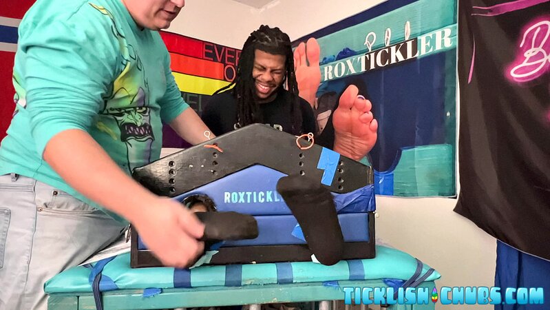 Matt sucks and licks J’s big cock after tickling his feet