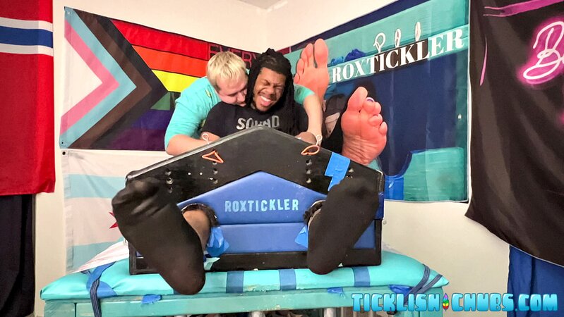 Matt sucks and licks J’s big cock after tickling his feet