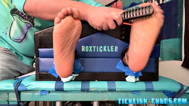 Matt sucks and licks J’s big cock after tickling his feet