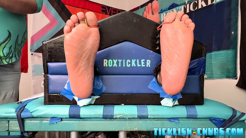 Matt sucks and licks J’s big cock after tickling his feet