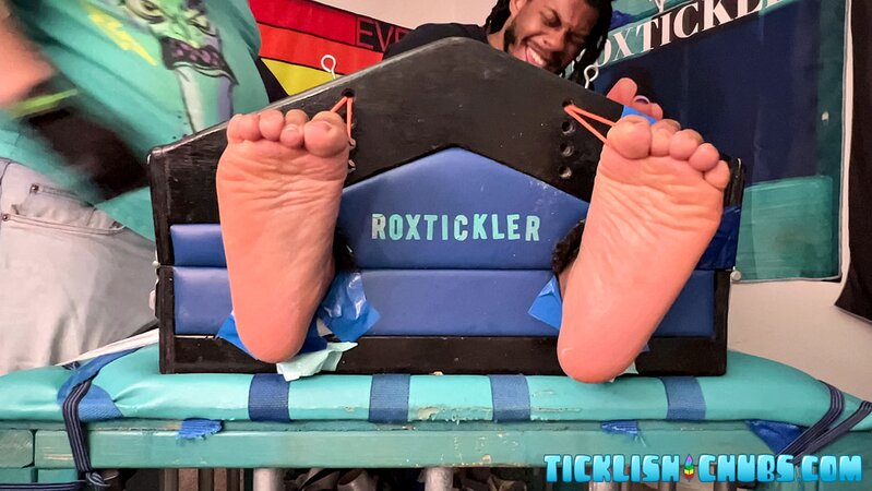 Matt sucks and licks J’s big cock after tickling his feet