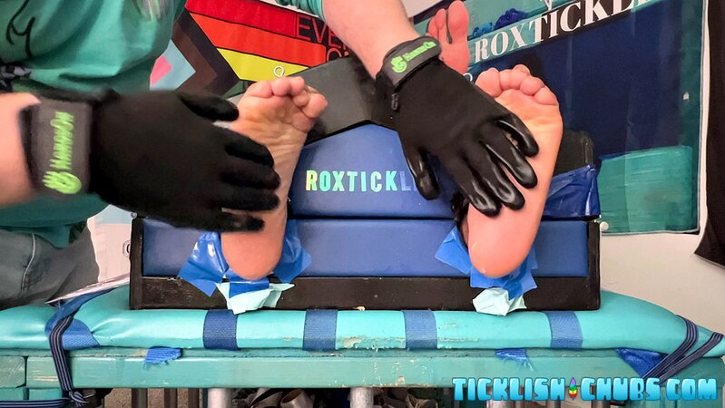 Matt sucks and licks J’s big cock after tickling his feet