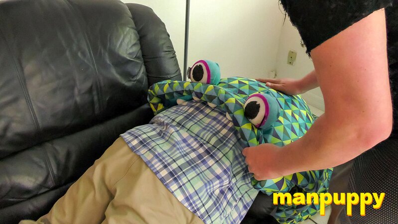 Elis Ataxxx helps Leo Blue play with his weird sea monster kink
