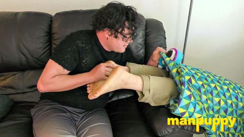 Elis Ataxxx helps Leo Blue play with his weird sea monster kink